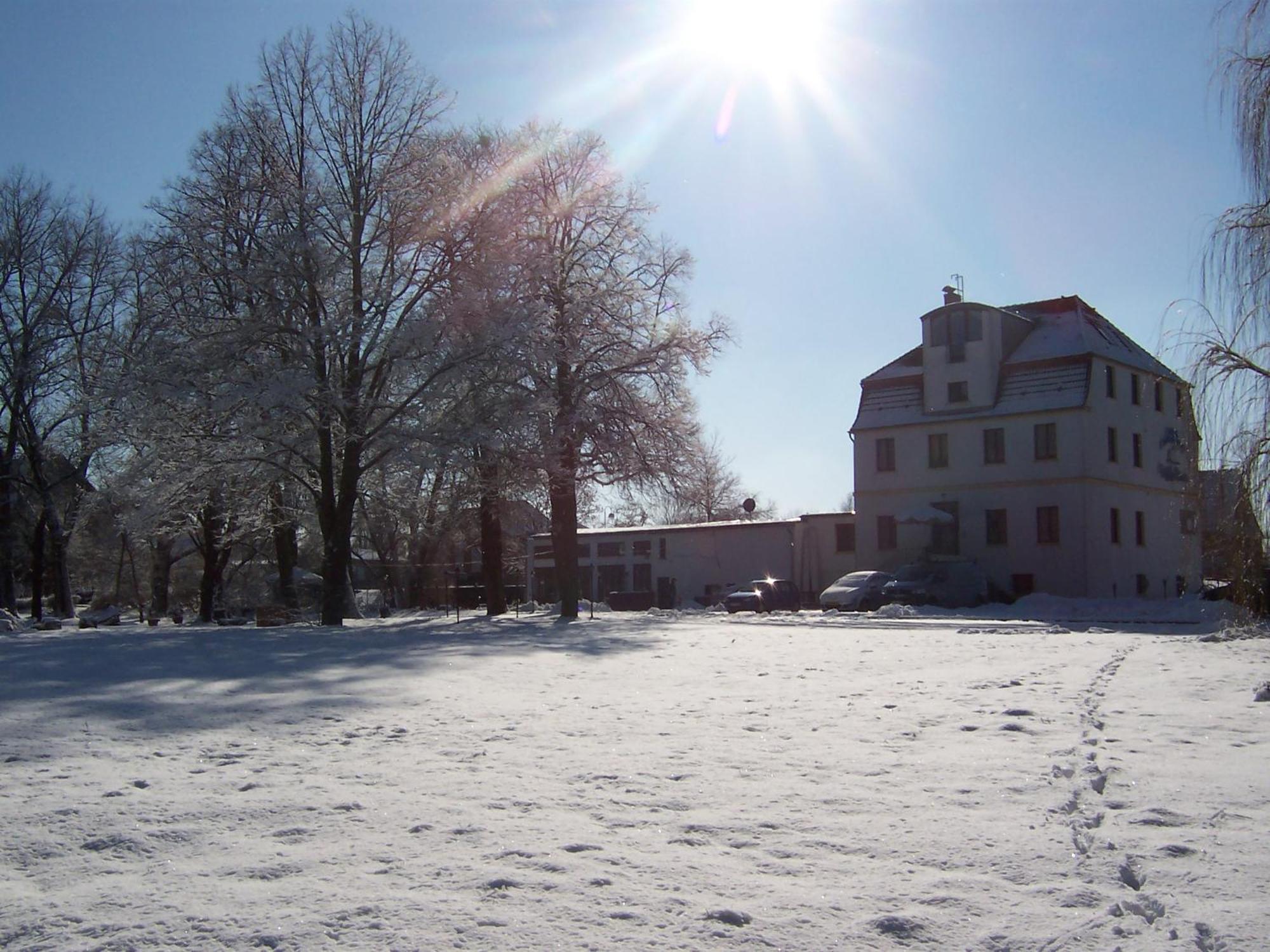 Land-Gut-Hotel- Weisser Schwan Цоссен Экстерьер фото